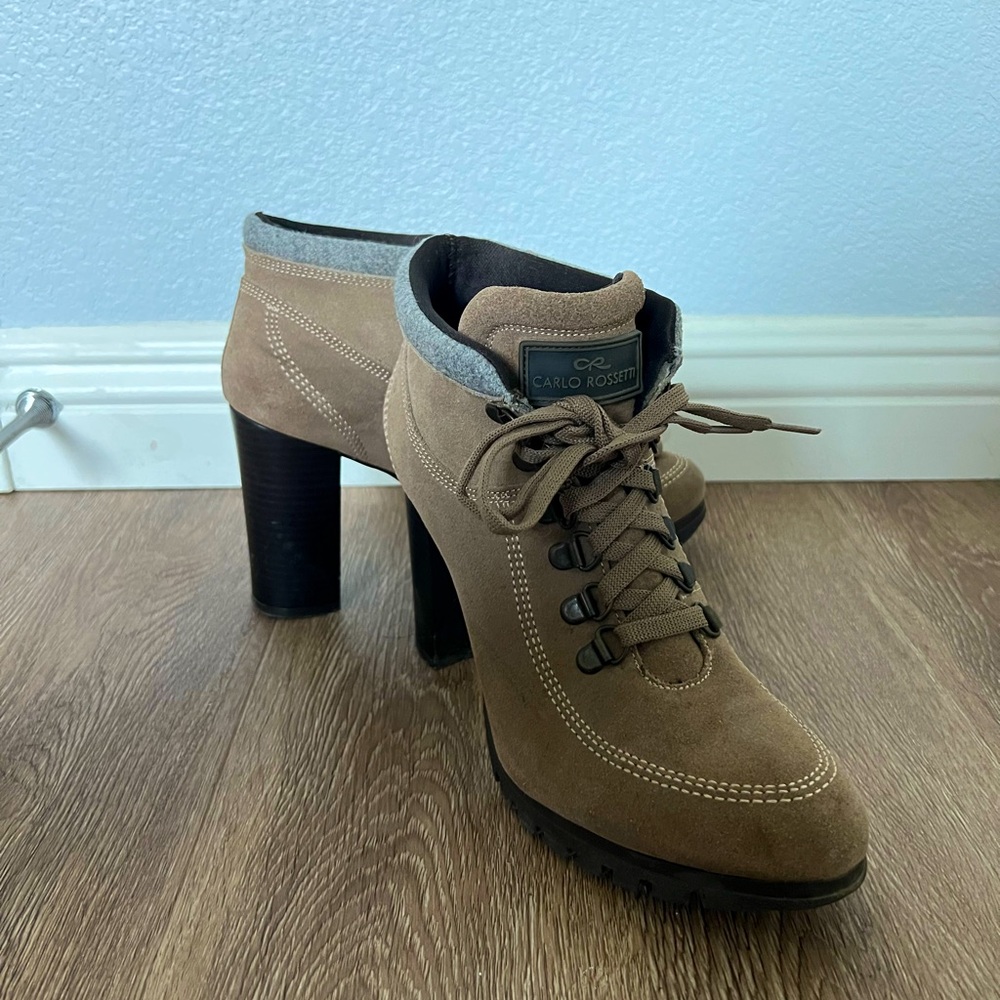 These high heeled boots are comfortable thanks to the heel’s thickness.